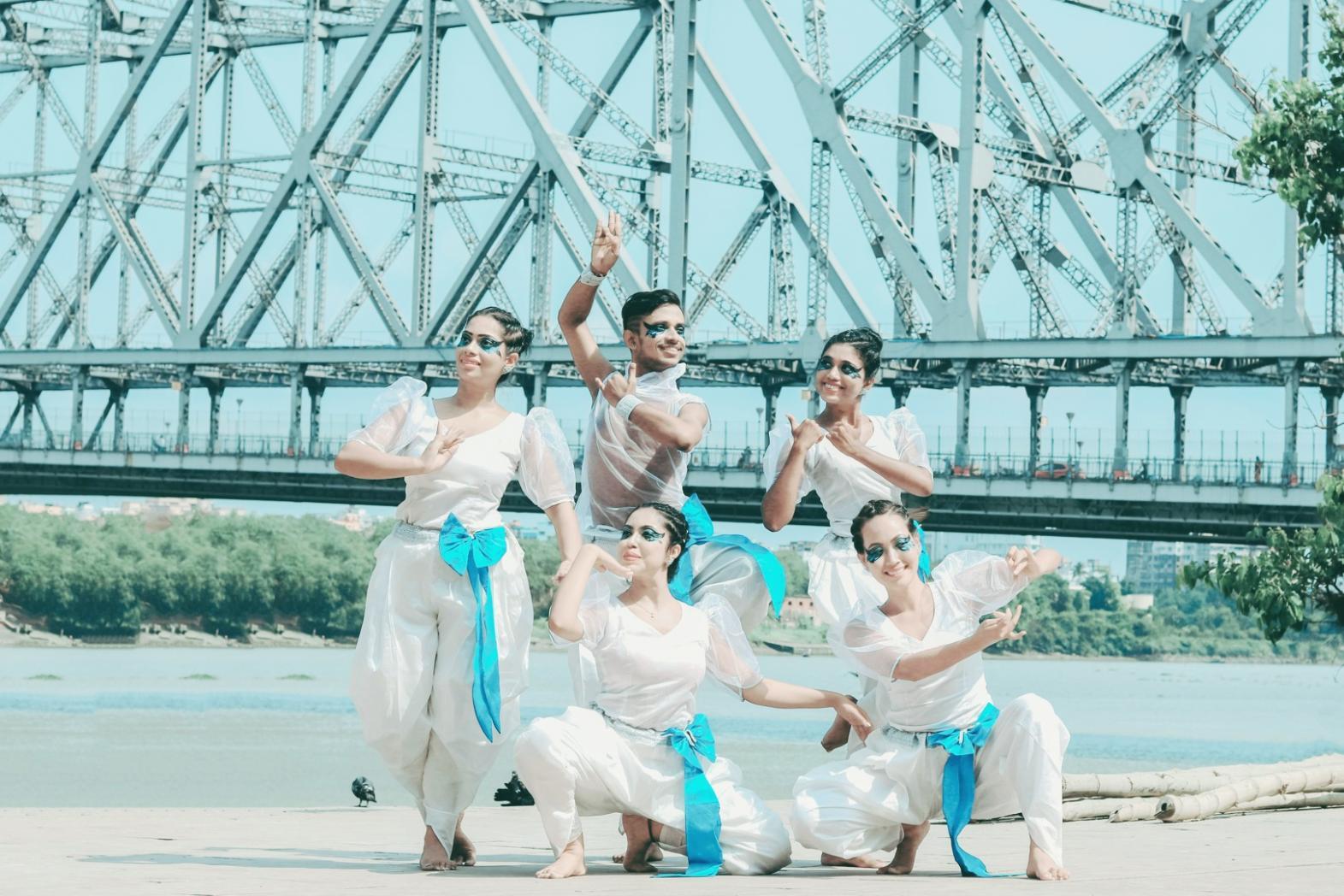 Elegante Tanzfigur bei gedämpftem Bühnenlicht