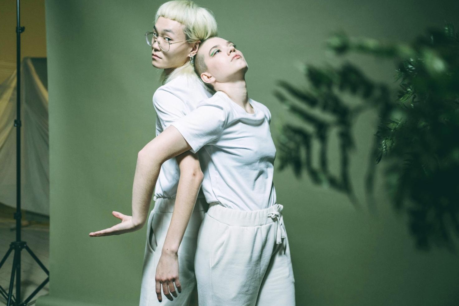 Tanzschüler beim gemeinsamen Üben komplexer Bewegungsabläufe