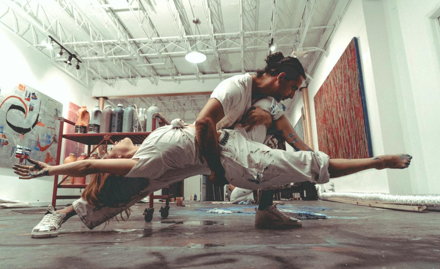 Tanzpaar während intensiver Trainingseinheit im Studio