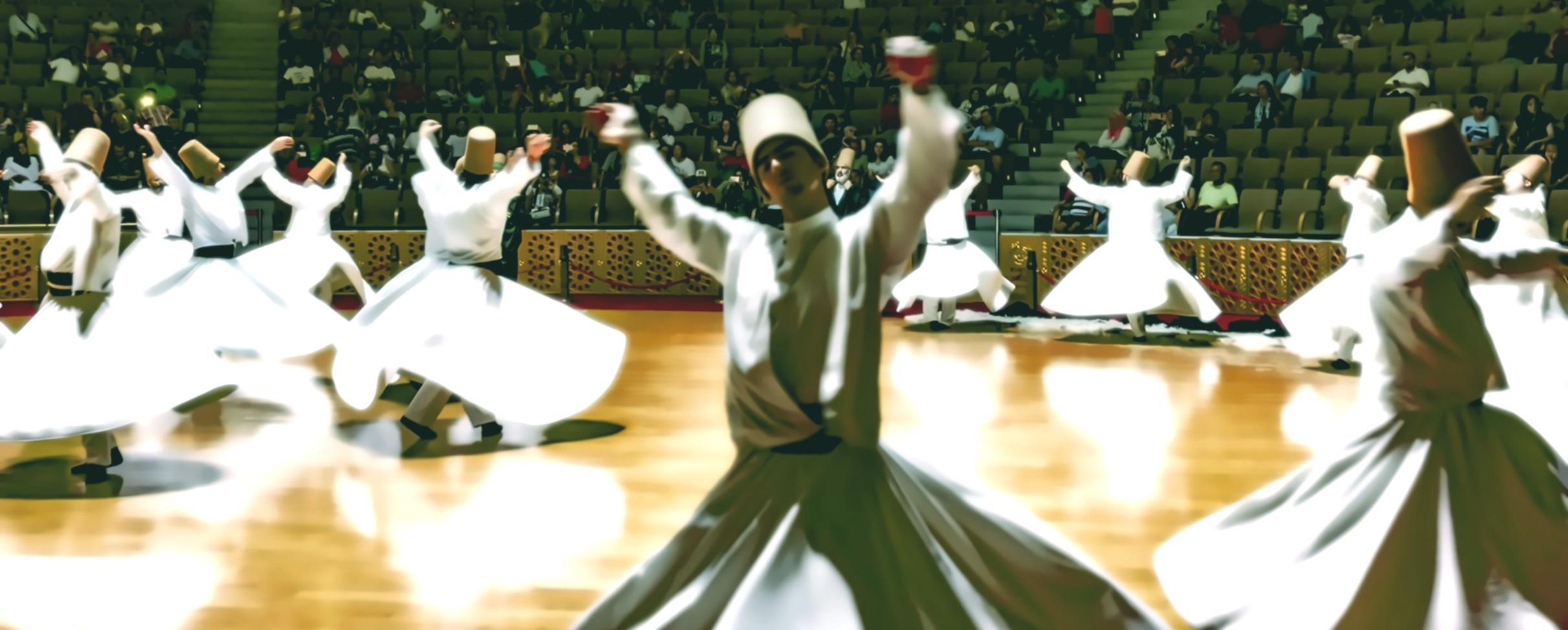 Tanzgruppe bei gemeinsamer Übung im Firmenprogramm